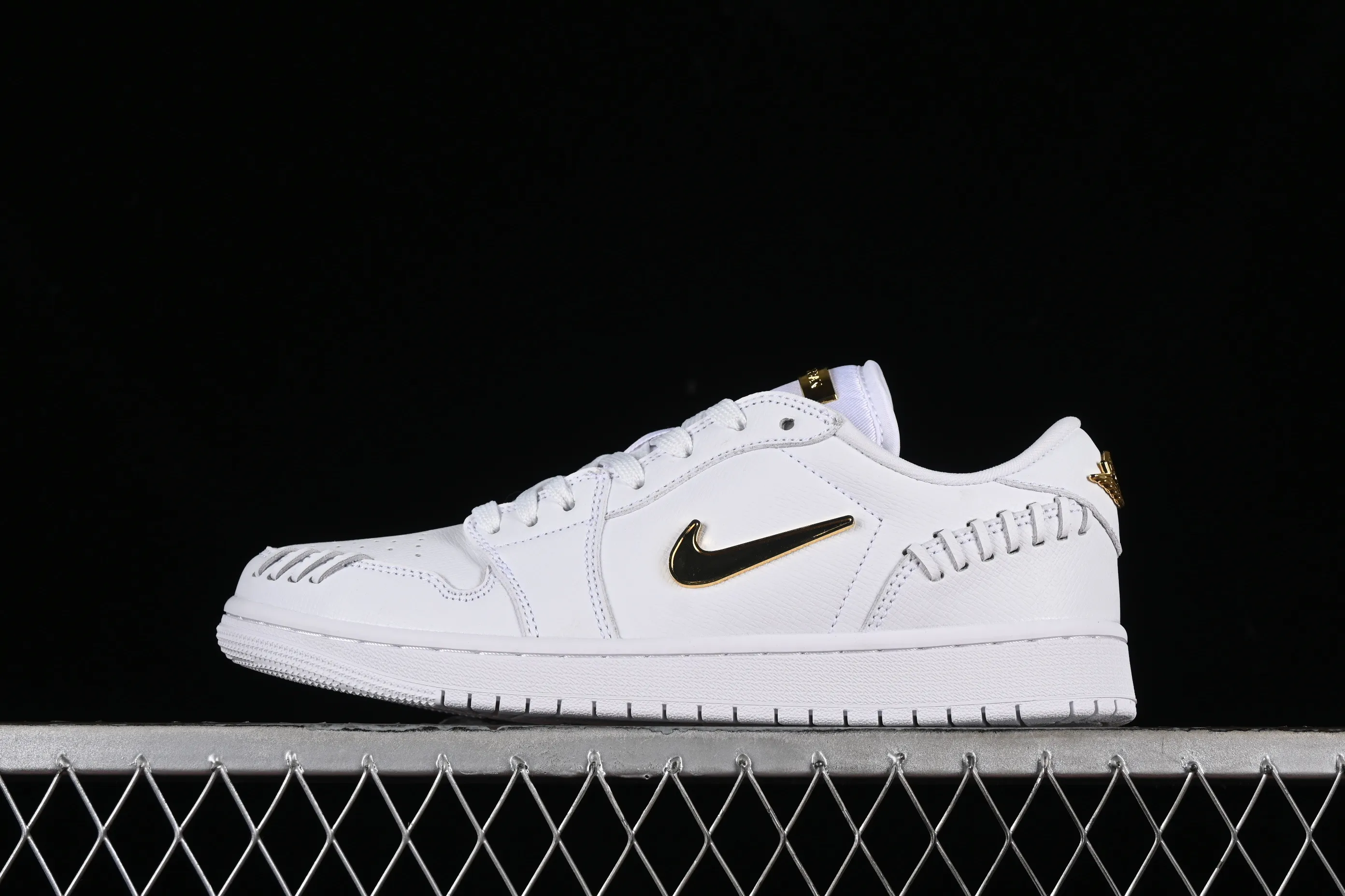All categories Air Jordan Jordan series basketball shoes Air Jordan 1 Low Air Jordan 1 Low "Method of Make" AJ1 Joe 1 white gold low-top cultural and leisure sports shoes FN5032-100